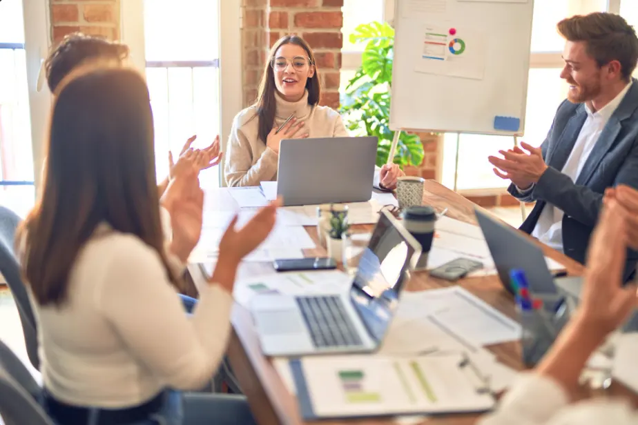 Grupo en sesión de aprendizaje colaborativo